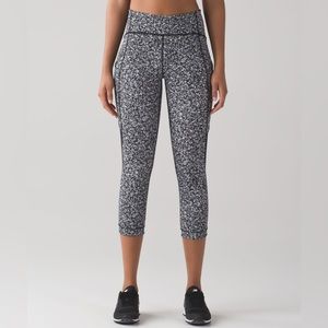 NEW Lululemon Luxtreme Crop. Sole Training Daisy Print.Size 8. New Without Tags.